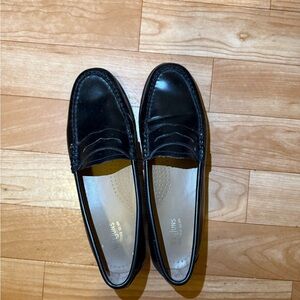 G.H. Bass Weejuns Black Leather Loafers – 7